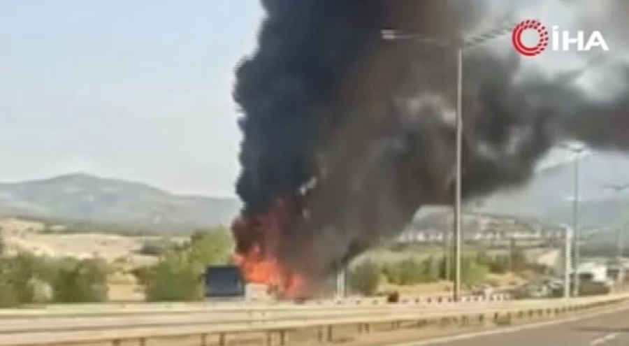 Yolcu otobüsü alev alev yandı