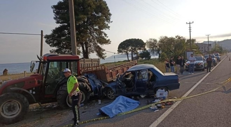 Otomobil, park halindeki traktöre çarptı: Bir ölü