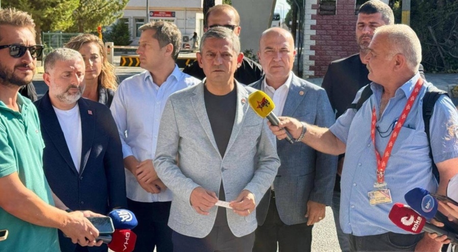 CHP lideri Özgür Özel İzmir'de açıklamalarda bulunuyor