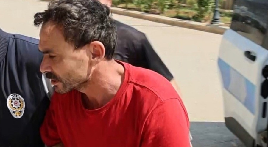 Evinin balkonundan pompalı tüfekle ateş açtı