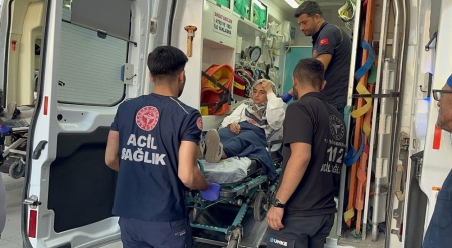 Yolcu minibüsü elektrik direğine çarptı! Can pazarı yaşandı
