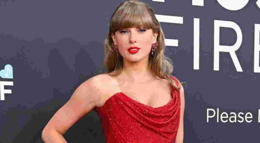 Ünlü şarkıcı Taylor Swift nişanlandı