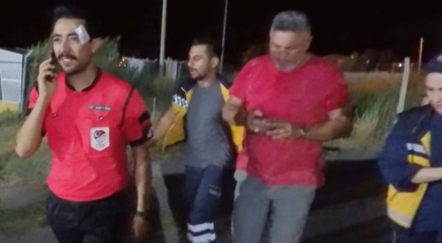 Kırmızı kart gösteren hakemi yumrukladı