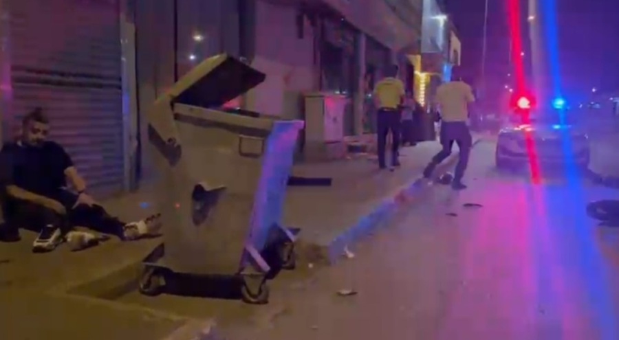 Bursa'da motosiklet işletme girişine çarptı!