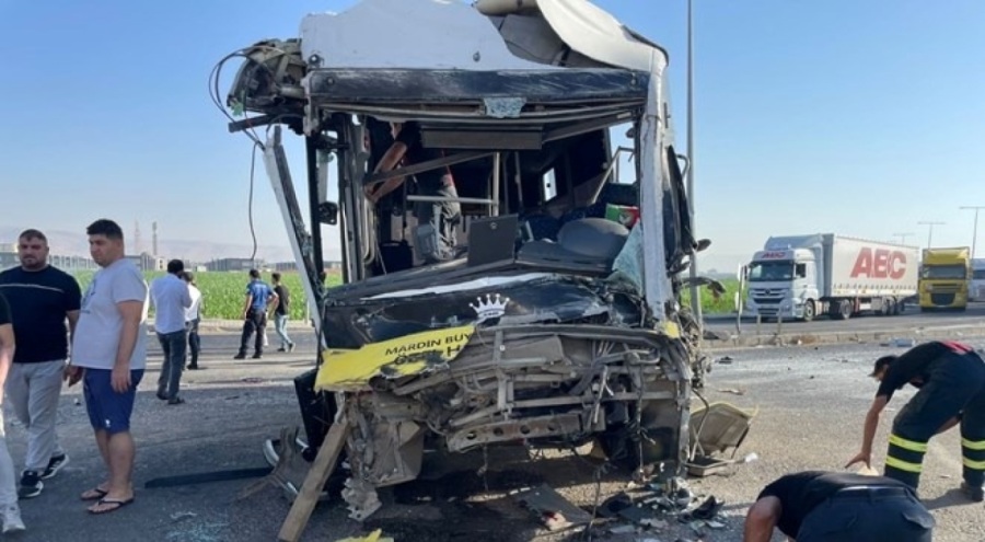 Halk otobüsü ile TIR çarpıştı: Bir ölü, 9 yaralı