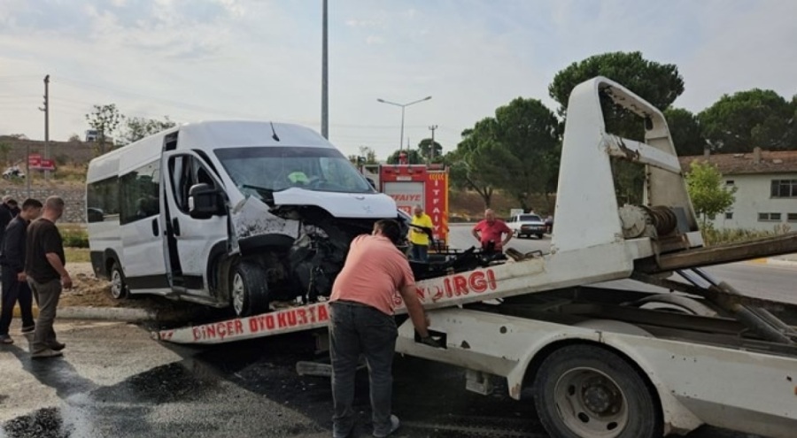 İşçi servisi ile hafif ticari araç çarpıştı: 4 yaralı
