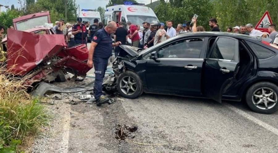 İki otomobil çarpıştı: Dört yaralı