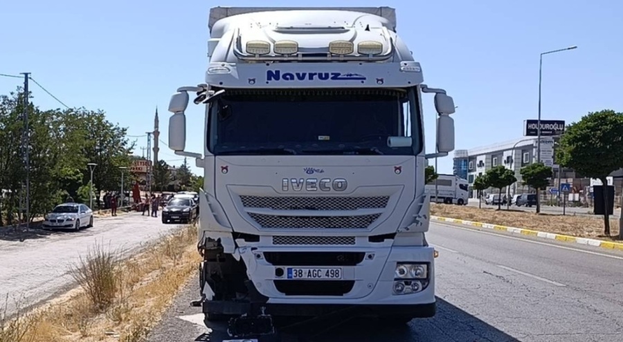 TIR'a çarpan motosiklet sürücüsü hayatını kaybetti