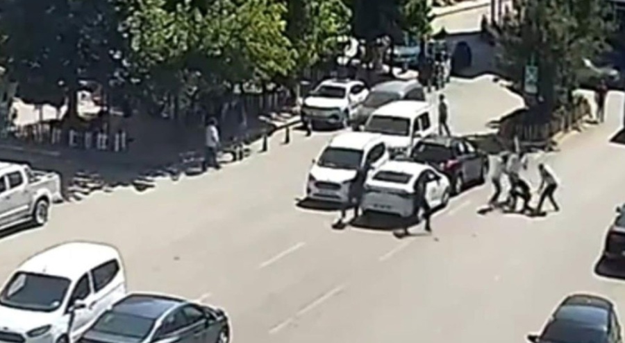 Kiracıyı cadde ortasında sopalarla dövdüler