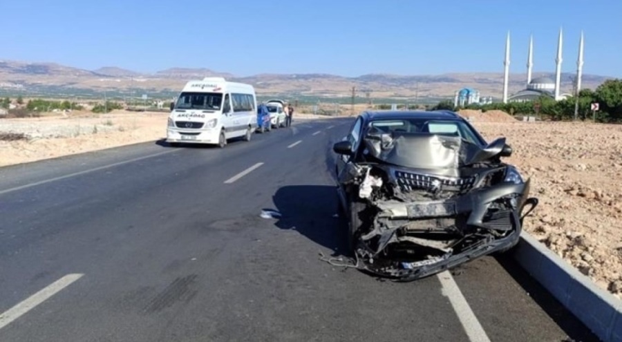 Yolcu minibüsü ile otomobil çarpıştı: Yaralılar var