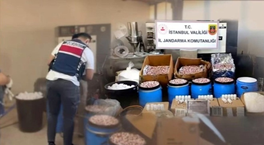 Uyuşturucu operasyonu! Binlerce hap, kilolarca ham madde ele geçirildi
