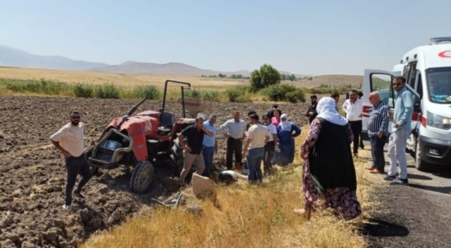 Devrilen traktörün altında kaldı