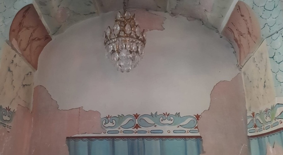 Bursa'da Bezzaz Cami dökülüyor