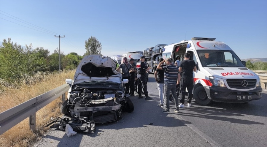 Bursa'da kaza! Otomobil traktöre çarptı: 1 yaralı