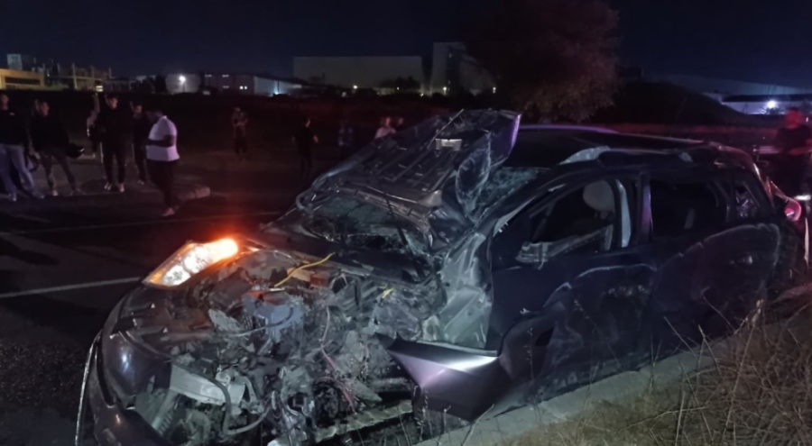Otomobil aydınlatma direğine çarptı: 1 ölü
