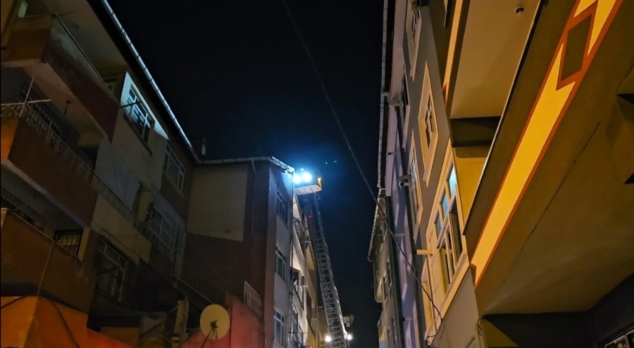 Patlama sonrası evin çatısı alevlere teslim oldu