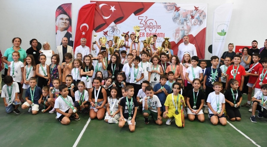 Osmangazi'de Tenis Turnuvası'nda dereceye giren minikler ödüllerine kavuştu