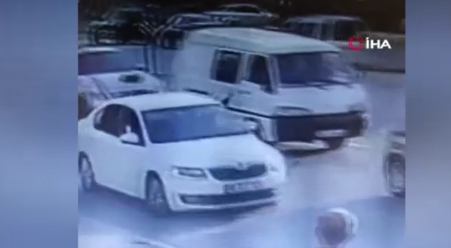 Bursa'da çakarlı araç sürücüsü defalarca tabancayla havaya ateş etti!