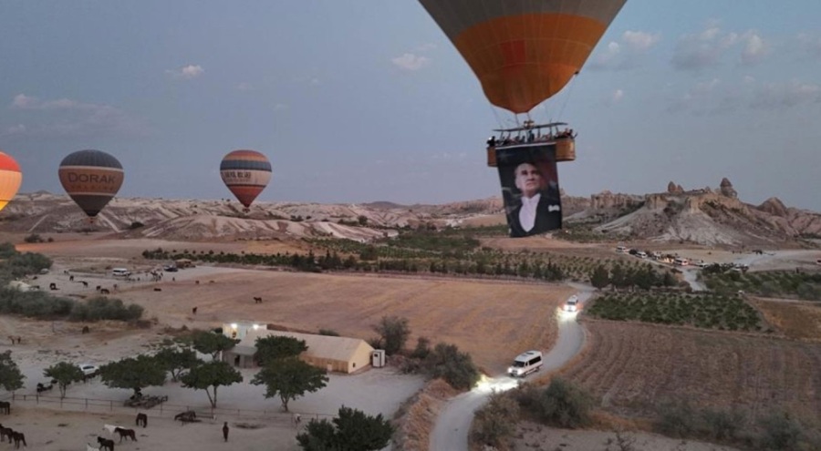 Kapadokya'da balonlar Türk bayraklarıyla uçtu