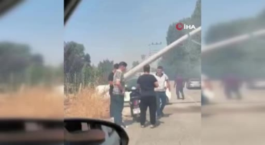 Bursa'da kontrolden çıkan kamyonet elektrik direğini yerle bir etti