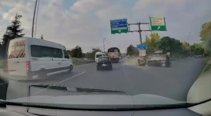 Kamyonla çarpışmaktan kaçınırken demir bariyerlere girdi