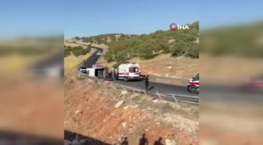 Diyarbakır'da minibüs devrildi: Ölü ve yaralılar var
