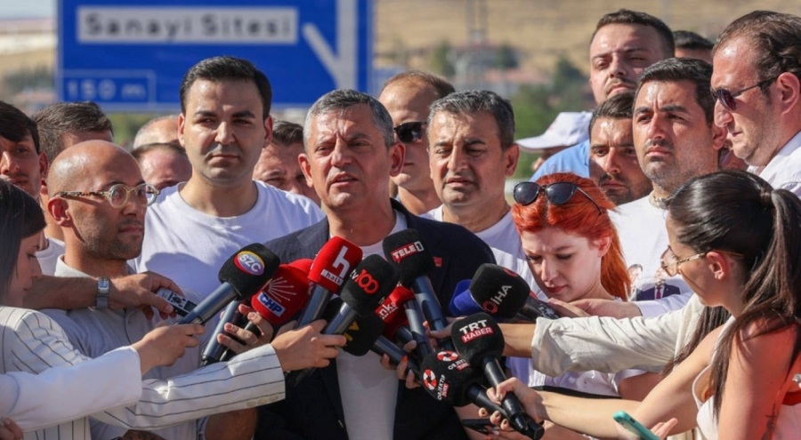 Özgür Özel'den Emniyet'in Atatürk'süz paylaşımına sert tepki