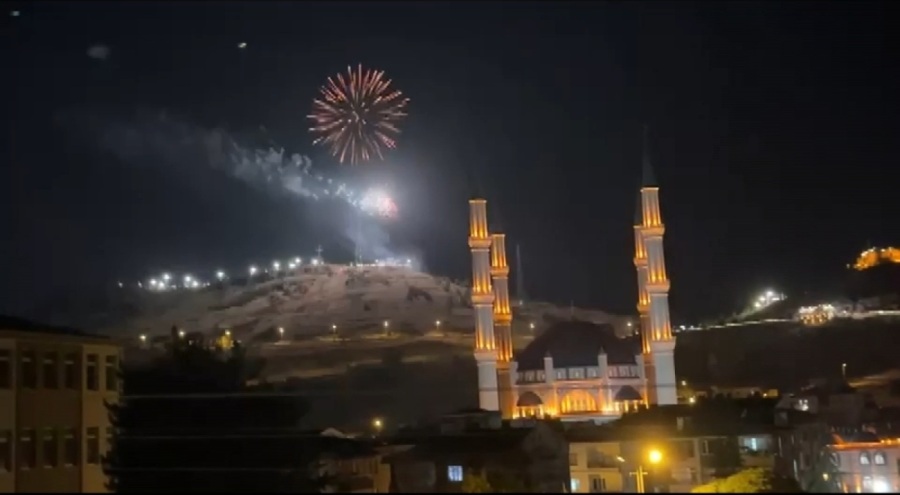 Havai fişek gösterisi yangına neden oldu