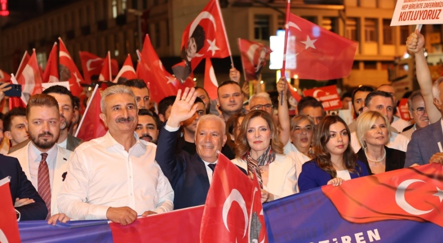 Binlerce Bursalı, Zafer Bayramı'nda tarihi yürüyüşte buluştu