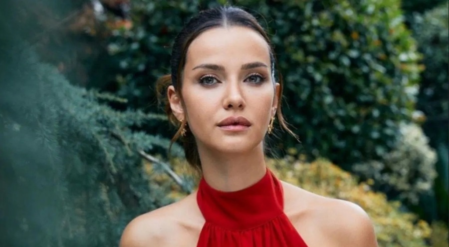 İrem Helvacıoğlu boyunlukla düğüne katıldı