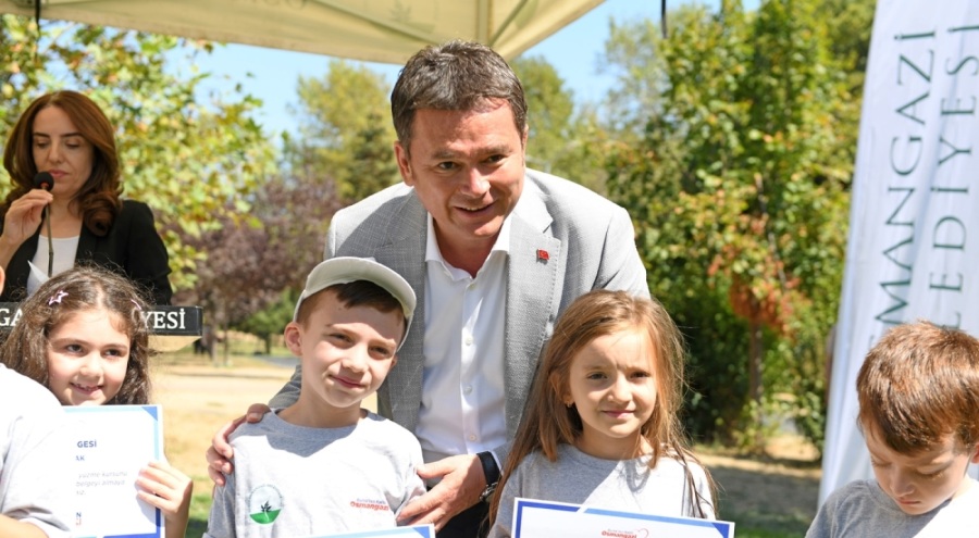 Osmangazi'de 8 bin 24 çocuğun yüzme keyfi