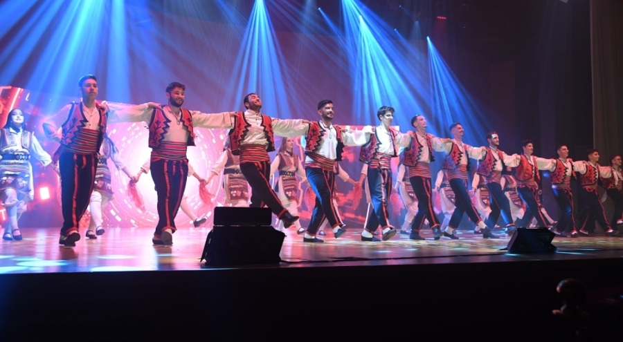 Osmangazi Belediyesi Halk Dansları Topluluğu'nun "Zaferin Dansı" gösterisi izleyenleri büyüledi