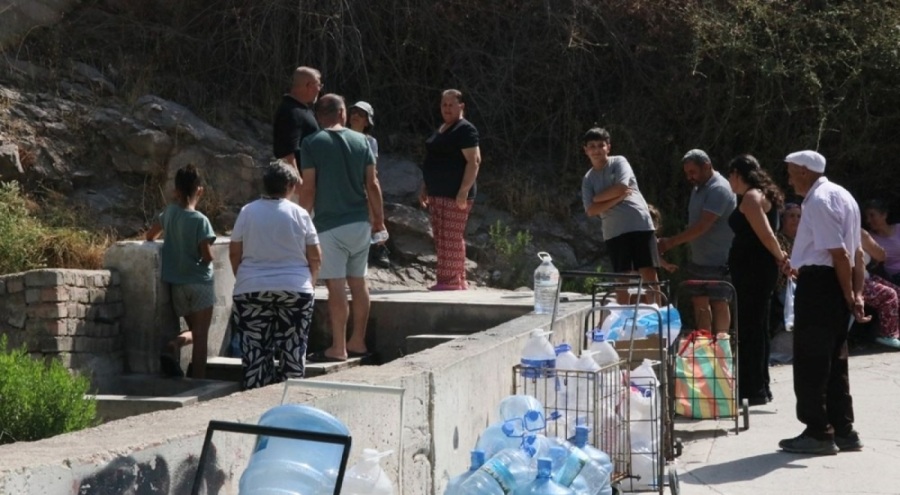 İzmir'in su çilesi! Bidonunu damacanasını alan çeşmeye koştu