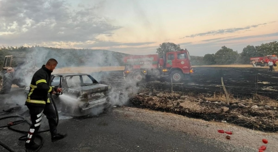 Çanakkale'de yanan araçtaki alevler tarlaya sıçradı