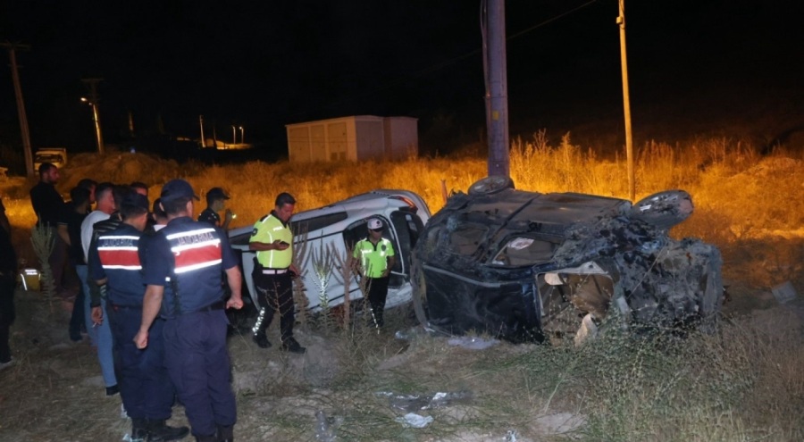 Önündeki araca çarptı, iki araç da takla attı