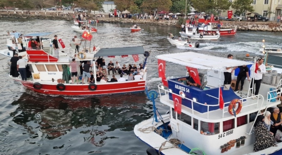 Balıkçılar av sezonunun açılmasını teknelerde meşale yakarak kutladı