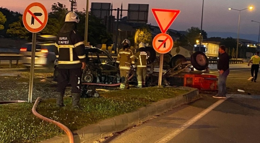 Bursa'da korku dolu anlar! Traktöre çarpan otomobil alev alev yandı, anne-kız yaralı