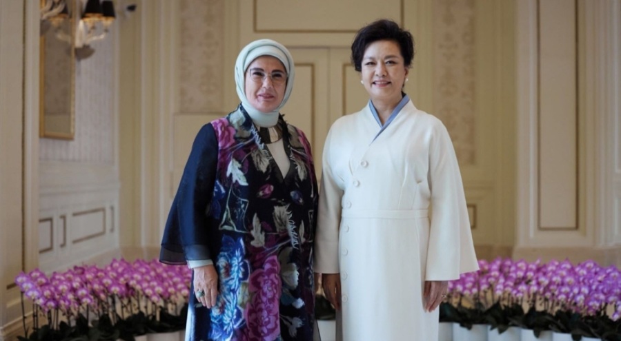 Emine Erdoğan lider eşleriyle bir araya geldi