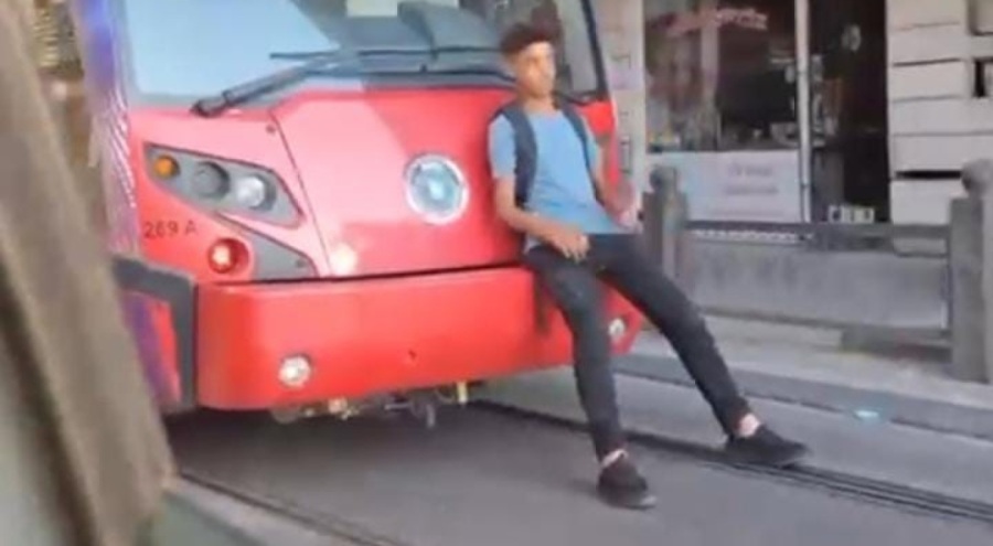 Bursa'da yürekleri ağza getiren anlar: Tramvayın arkasında tehlikeli yolculuk