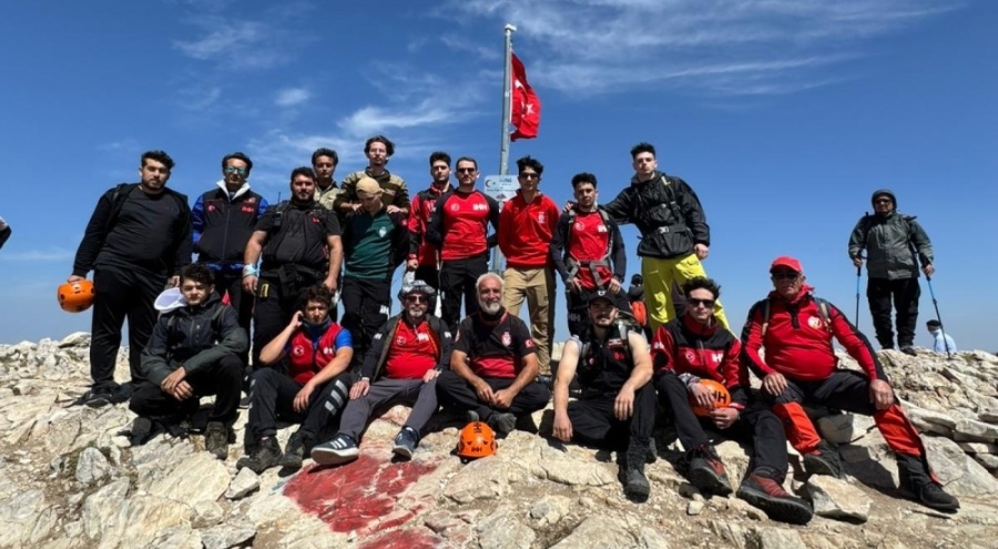 Zaferi zirvede kutladılar