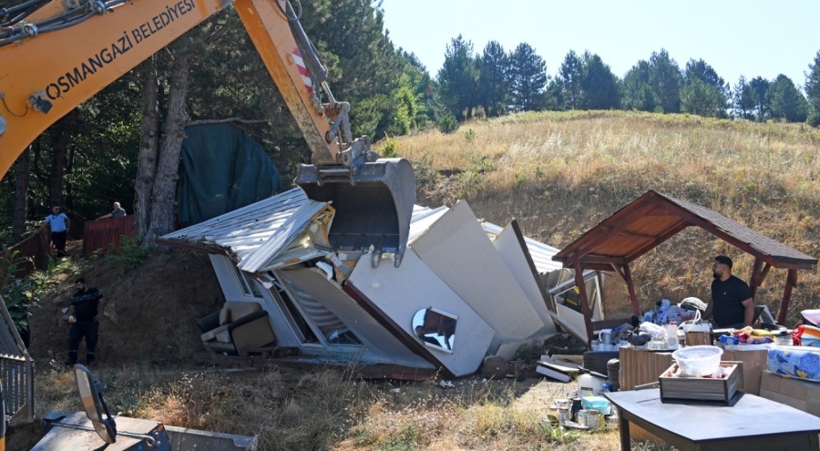 Osmangazi'de iki kaçak yapıyı daha yıkıldı