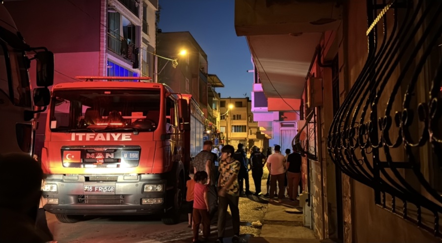 Bursa'da 3 katlı binada yangın!