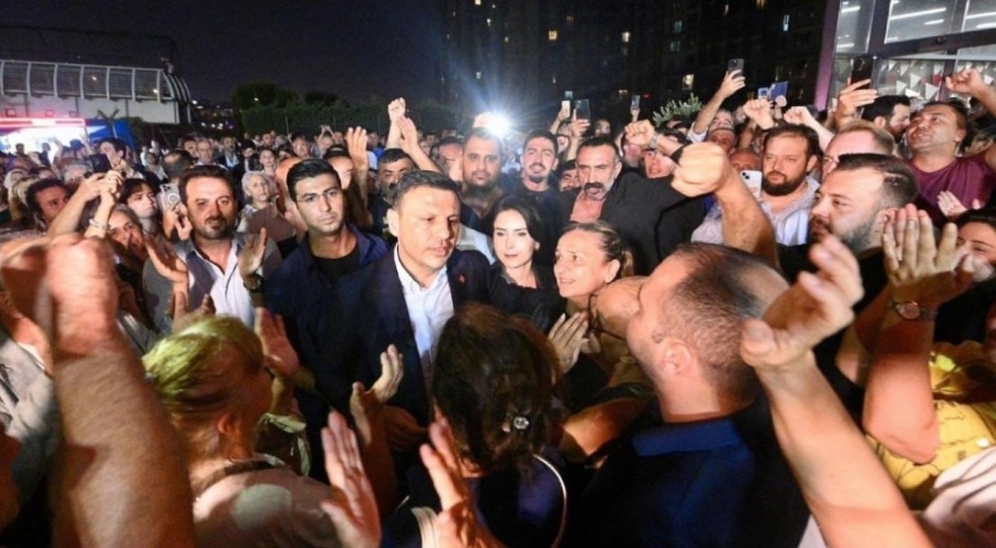 Özgür Çelik İl Başkanlığı önünde nöbette