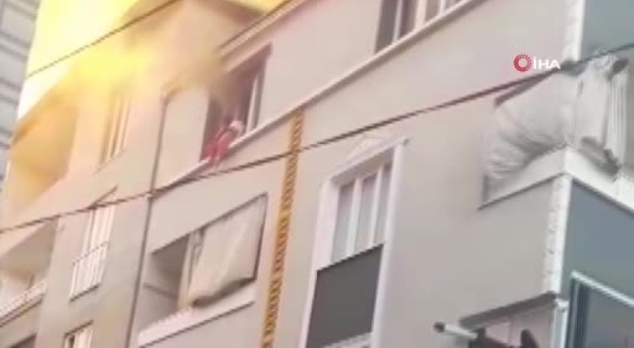 Bursa'da torunu kurtarmak için 3. kattan aşağıya bıraktığı görüntüler ortaya çıktı