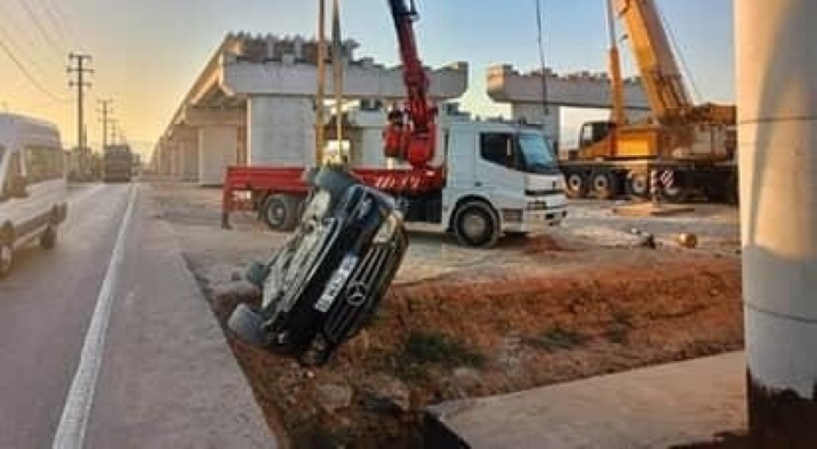 Bursa'da kontrolden çıkan otomobil üst geçit inşaatına düştü!