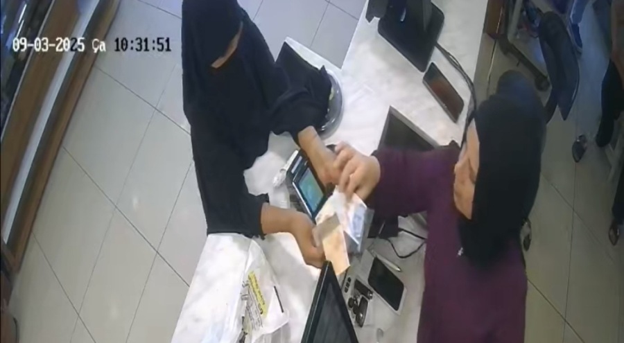 Bursa'da pastanede yırtık parayla tırnakçılık!