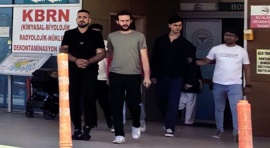 Bursa'da kızlara rahatsızlık verdiği öne sürülen alkollü şahıs 3 kişi tarafından bıçaklandı