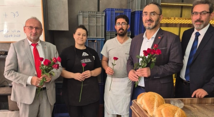 Bursa İl Müftülüğü Mevlit Kandilini gül dağıtarak kutladı
