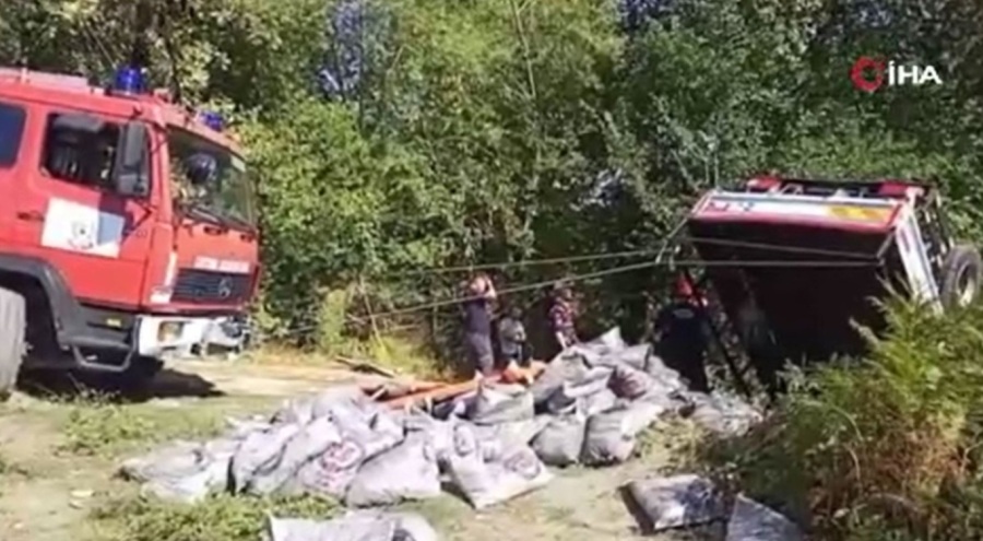 Kamyon şarampole yuvarlandı: 2 kişi hayatını kaybetti