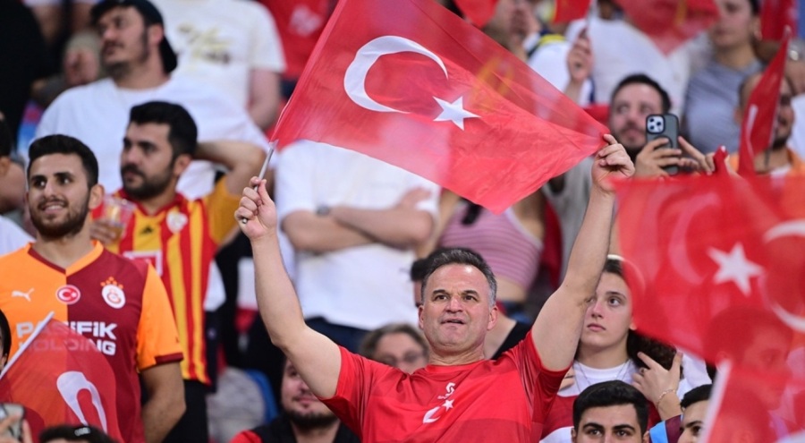 Türk taraftarlar milli takımı yalnız bırakmadı